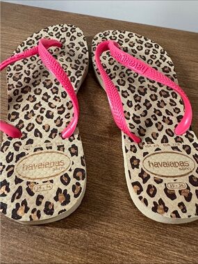 Havaianas Leopard Print Flip Flops with Hot Pink Straps women's size 5